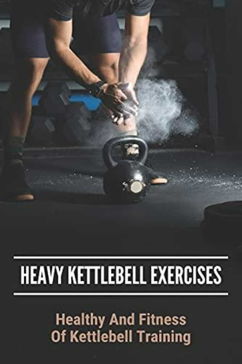 Laad afbeelding in Galerijviewer, Met krijt bestrooide handen grijpen een kettlebell in de sportschool. Tekst luidt: &quot;Zware kettlebelloefeningen: Gezond en fit van kettlebelltraining: Beginners kettlebelloefeningen.
