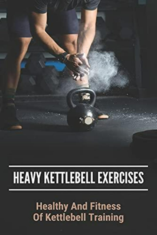 Met krijt bestrooide handen grijpen een kettlebell in de sportschool. Tekst luidt: 