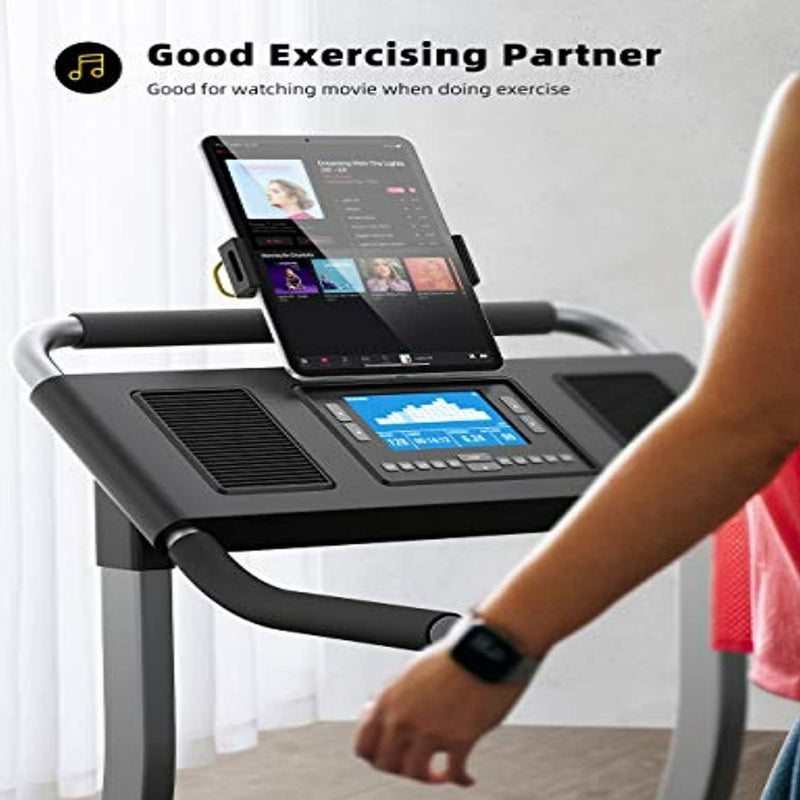 Laad afbeelding in Galerijviewer, Een persoon traint op een loopband met de Loopband en hometrainer tablethouder met daarop een entertainment-app. Dit is de perfecte manier om handsfree van films te genieten tijdens het sporten.
