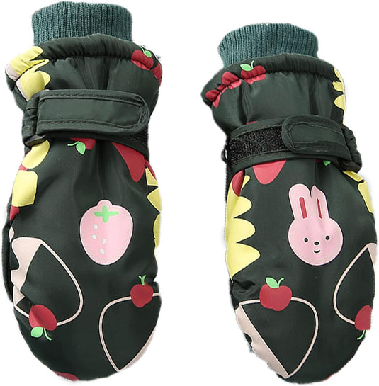 De groene kinderskihandschoenen hebben charmante aardbei-, konijn- en appelontwerpen. Ze hebben elastische boorden, klittenbandsluitingen voor een veilige pasvorm en antislipmaterialen voor veilig spelen.