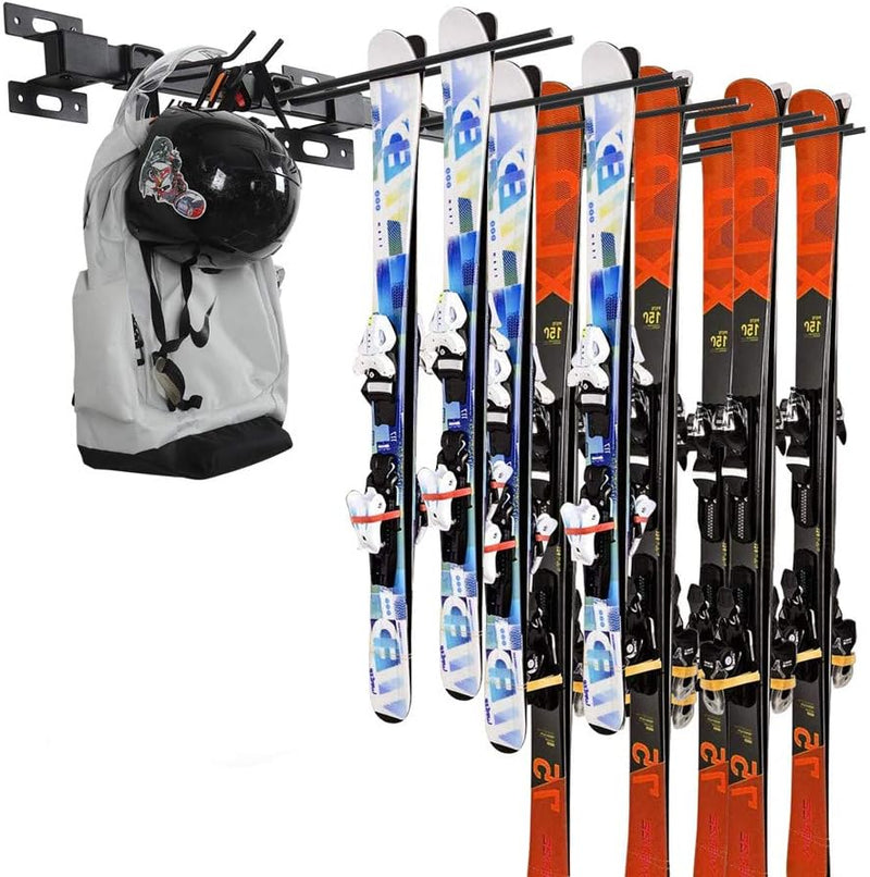 Laad afbeelding in Galerijviewer, Een verzameling ski&#39;s, stokken en een helm hangt aan een wandgemonteerde opbergrek met duurzame zwarte poedercoating.
Productnaam: Houd je ski&#39;s en snowboards veilig en georganiseerd met deze ski- en snowboardhouder

