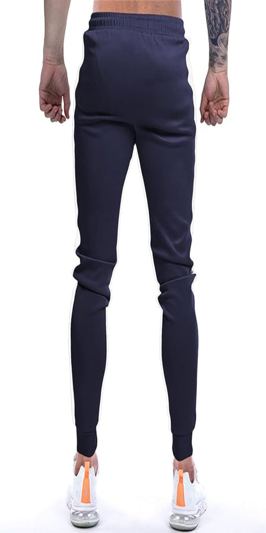 Achteraanzicht van een persoon die de marineblauwe "Joggingbroek voor heren: comfortabel, duurzaam en stijlvol" met witte zijstrepen draagt, gecombineerd met witte sneakers.