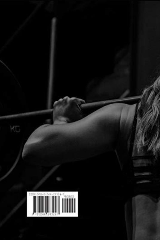 In een slecht verlichte omgeving belichaamt een individu op krachtige wijze de geest van bodybuilding terwijl hij/zij de Just Barbell-routine uitvoert, waarbij hij/zij gewichten op zijn/haar schouders tilt. Een barcode is te zien in de linkerbenedenhoek van de afbeelding.