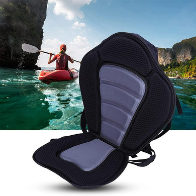 Een kajakker bestuurt een rode kajak op turquoise wateren langs rotsachtige kliffen. Vooraan zorgt een Sup zitje voor extra comfort met zijn zwart-grijze, gevoerde zitting.