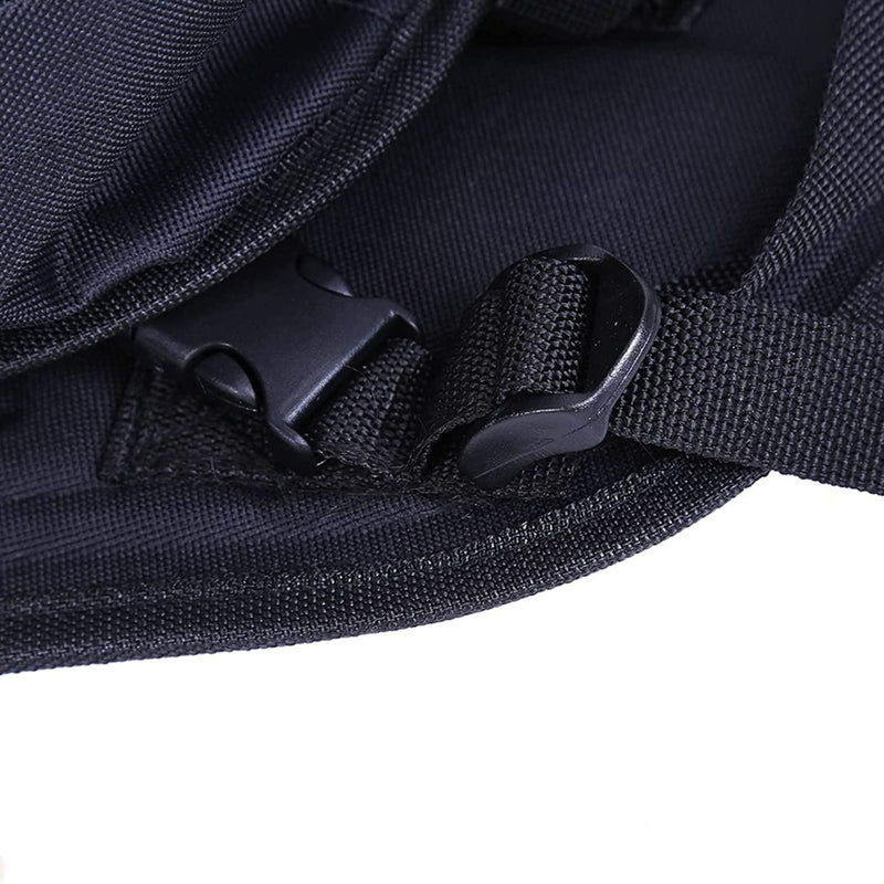 Laad afbeelding in Galerijviewer, Close-up van een zwarte plastic gesp op een stoffen riem, bevestigd aan zwart getextureerd materiaal, waarschijnlijk van het Sup Zitje: Til je kajak of kano ervaring naar een hoger niveau van comfort!.
