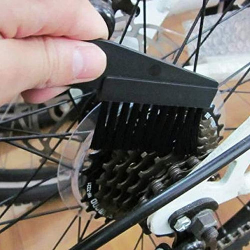 Laad afbeelding in Galerijviewer, Met behulp van de professionele fietsketting reinigingsset reinigt een hand vakkundig de fietsversnellingen.
