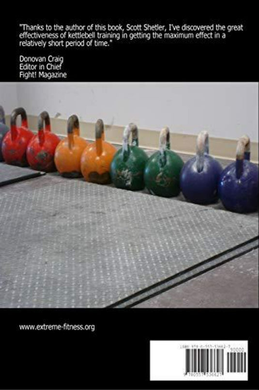 Een rij veelkleurige kettlebells siert de vloer van de sportschool en vormt een opvallende achtergrond voor een getuigenis waarin het product 'Kettlebell Conditioning for MMA and Other Fight Sports' wordt benadrukt vanwege de ongeëvenaarde effectiviteit bij het verbeteren van de prestaties bij vechtsporten.