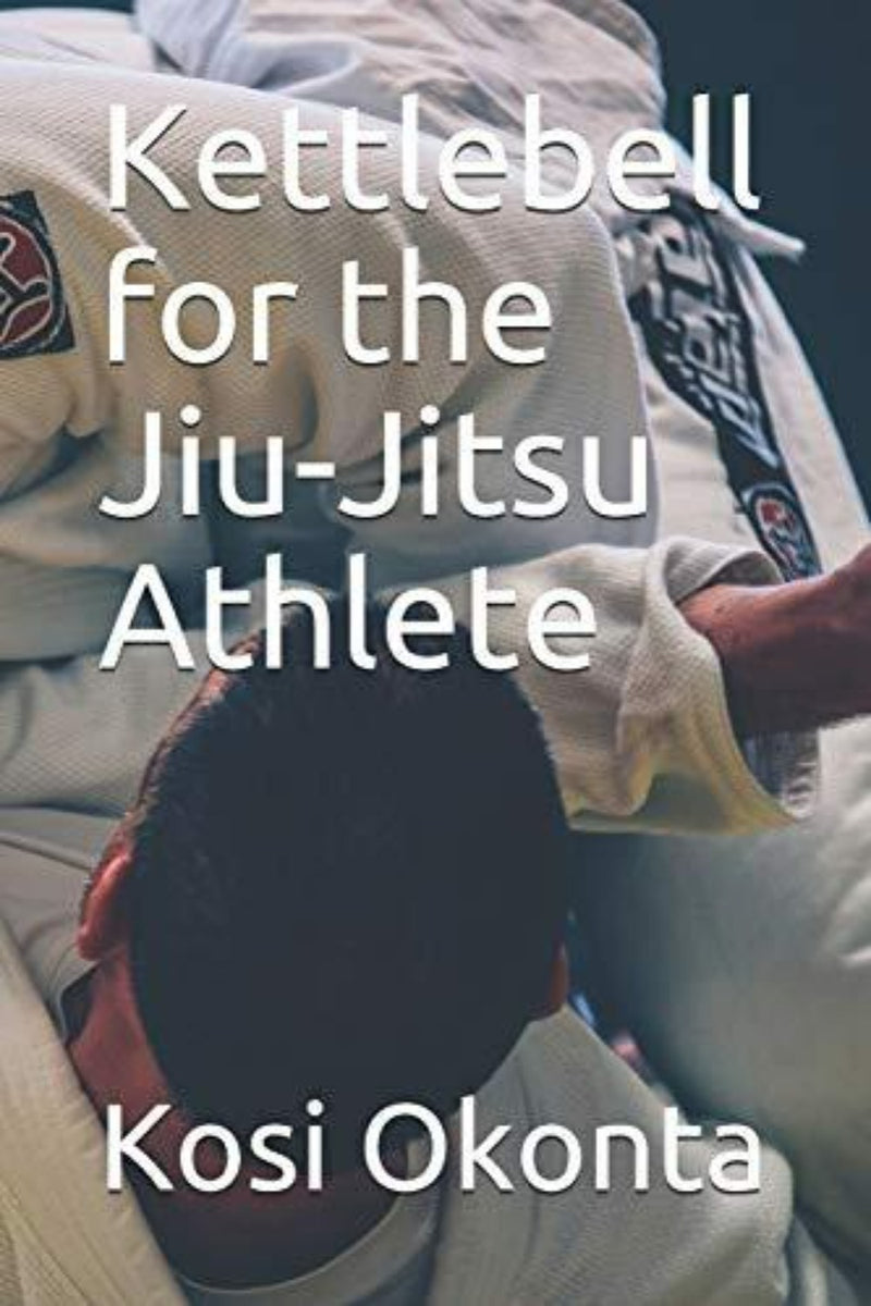 Laad afbeelding in Galerijviewer, Omslag van &quot;Kettlebell voor de Jiu-Jitsu-atleet&quot; door Kosi Okonta, met daarop een persoon in een witte gi die grondtechnieken uitvoert. De afbeelding benadrukt hoe kettlebell-training een aanvulling is op Braziliaans Jiu-Jitsu om de conditie te verbeteren.
