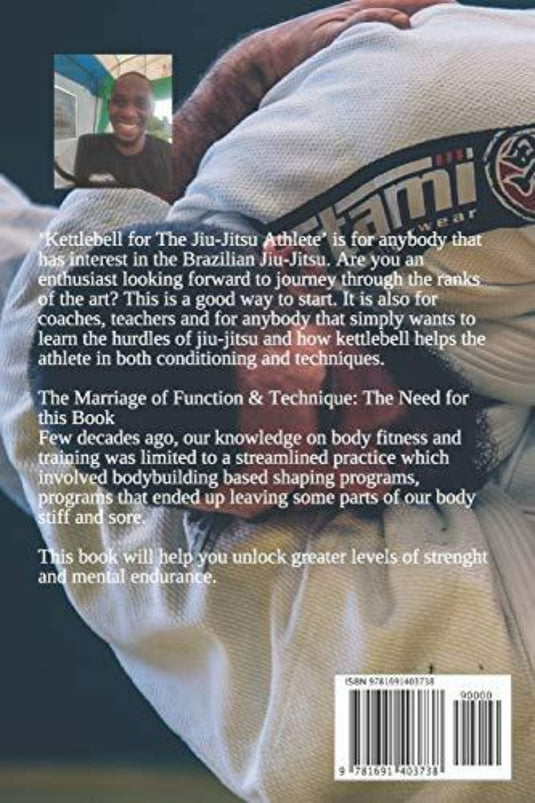 Op de achterkant van "Kettlebell voor de Jiu-Jitsu-atleet" staat een lachende beoefenaar afgebeeld die excelleert in kettlebell-training. Hij geeft inzicht in hoe je fitnesstechnieken kunt combineren met je Braziliaanse Jiu-Jitsu-routine voor meer kracht en behendigheid.
