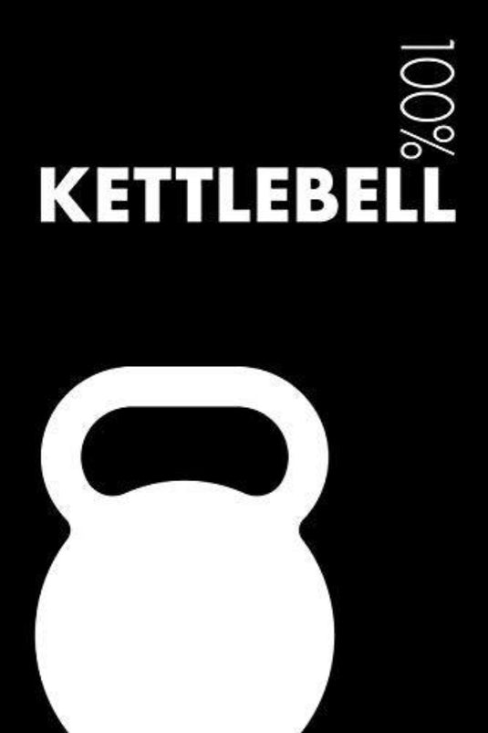 De zwarte achtergrond heeft een witte kettlebell-afbeelding aan de onderkant met de vette tekst "100% KETTLEBELL" erboven. Dit weerspiegelt de essentie van het Kettlebell Notebook: een blanco, gelinieerd Kettlebell-dagboek voor beoefenaars en coaches, ideaal voor het bijhouden van al uw fitnessgegevens.