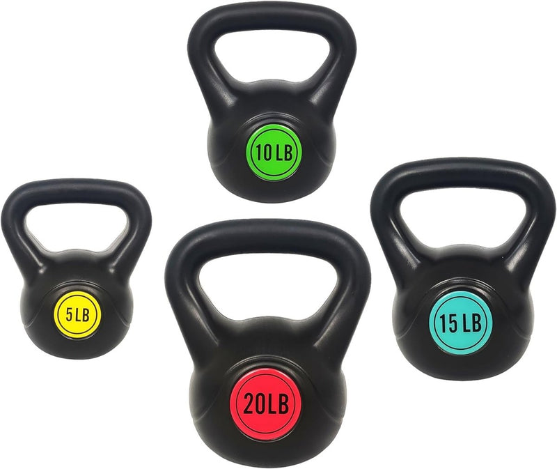 Laad afbeelding in Galerijviewer, De Kettlebell-set: alles wat je nodig hebt voor een complete lichaamstraining bevat vier zwarte kettlebells met gekleurde labels – geel (5 lb), groen (10 lb), blauw (15 lb) en rood (20 lb) – allemaal gecoat in hoogwaardig vinyl voor duurzaamheid en grip.
