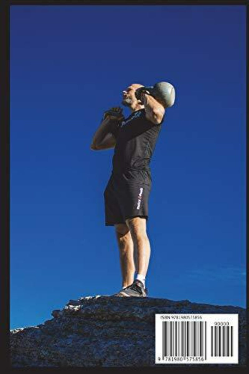 Laad afbeelding in Galerijviewer, Een man staat triomfantelijk op een rotspunt en laat de kracht zien die hij heeft opgedaan tijdens &quot;Kettlebell Workouts and Challenges 1.0&quot;. Het gewicht rust zelfverzekerd op zijn schouder onder een helderblauwe lucht.
