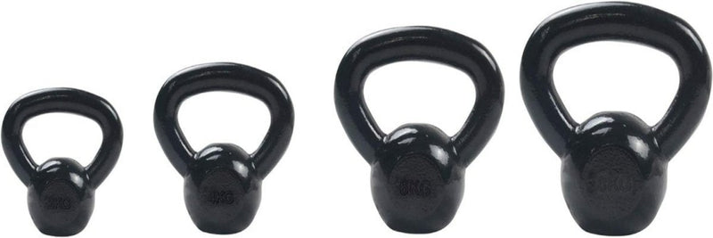 Laad afbeelding in Galerijviewer, Een rij van vier zwarte kettlebells van duurzaam materiaal, elk groter wordend, wordt getoond op een ongerepte witte achtergrond. Bekend als de &quot;Kettlebells: de perfecte tool voor een complete workout.
