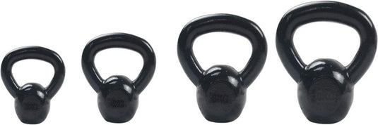 Een rij van vier zwarte kettlebells van duurzaam materiaal, elk groter wordend, wordt getoond op een ongerepte witte achtergrond. Bekend als de "Kettlebells: de perfecte tool voor een complete workout.