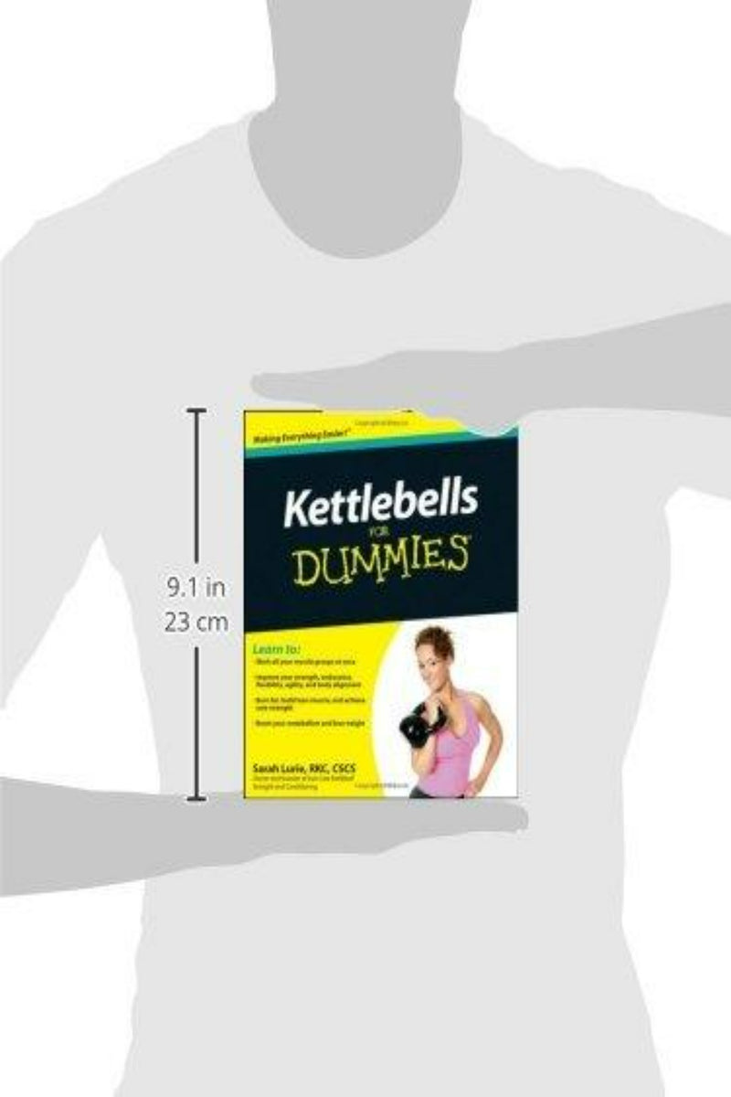 Laad afbeelding in Galerijviewer, Iemand houdt het boek &quot;Kettlebells For Dummies&quot; vast, 23 cm hoog, met op de omslag een afbeelding van een vrouw die een volledige kettlebell-training doet, waarbij de nadruk ligt op kracht en de balans tussen cardio-oefeningen.
