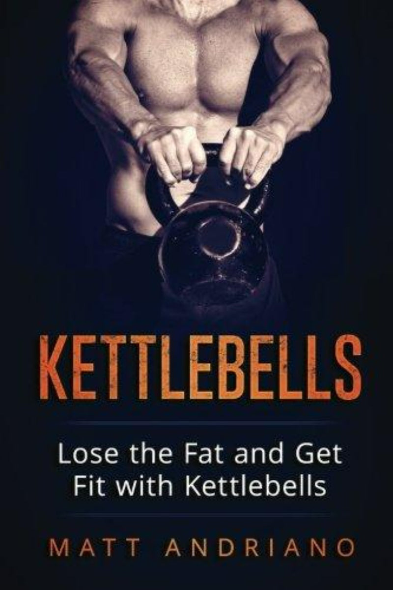 Laad afbeelding in Galerijviewer, Een shirtloos persoon die een kettlebell vasthoudt, vat de essentie van fitness samen. De cover van het boek luidt: &quot;Kettlebells: Lose the Fat and Get Fit with Kettlebells&quot; door Matt Andriano, die een transformerende workout-ervaring belooft.
