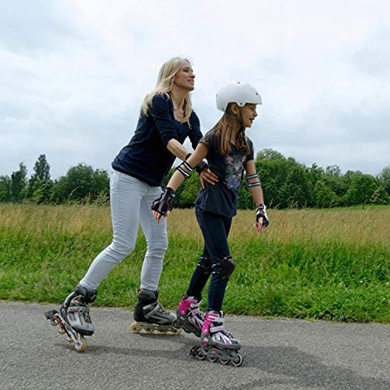 Laad afbeelding in Galerijviewer, Een volwassene en een kind, uitgerust met helmen en het &quot;Bescherm je kind tijdens het sporten met deze complete set skeeler bescherming&quot;, glijden moeiteloos samen over een verhard parkpad.
