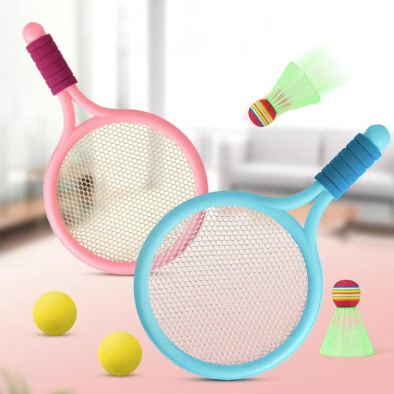 Laad afbeelding in Galerijviewer, De set &quot;Kinderen, kom en speel badminton!&quot; bevat twee lichtgewicht rackets, een roze en een blauwe, met drie shuttlecocks en twee gele ballen. Ontworpen om veilig en duurzaam te zijn, is het perfect voor het plezier van jonge spelers in een wazige indoor setting.
