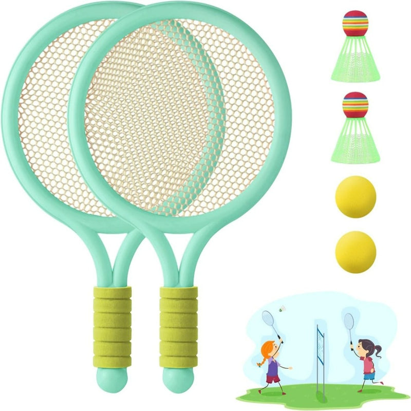 Laad afbeelding in Galerijviewer, Het product &quot;Kinderen, kom en speel badminton!&quot; biedt eindeloos plezier met twee groene lichtgewicht rackets, drie shuttlecocks en twee foamballen. Het veilige en duurzame ontwerp bevat illustraties van spelende kinderen voor urenlang plezier.
