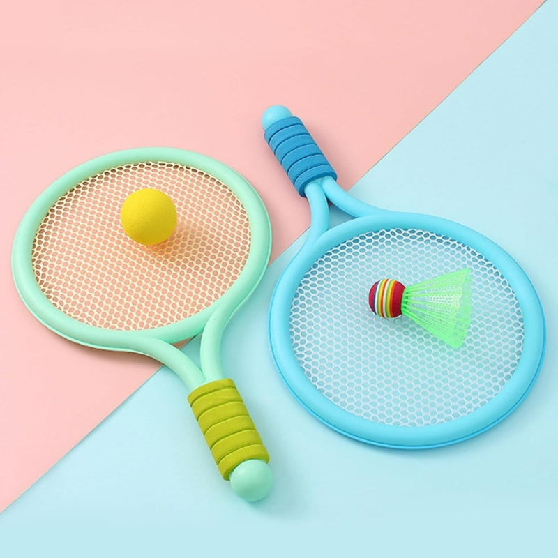 Laad afbeelding in Galerijviewer, De set &quot;Kinderen, kom en speel badminton!&quot; bevat twee kleurrijke rackets, een gele bal en een kleine veelkleurige shuttlecock op een roze en blauw oppervlak. Het is lichtgewicht, veilig, duurzaam, perfect voor eindeloos plezier voor kinderen en zorgt tegelijkertijd voor gemoedsrust voor de ouders.
