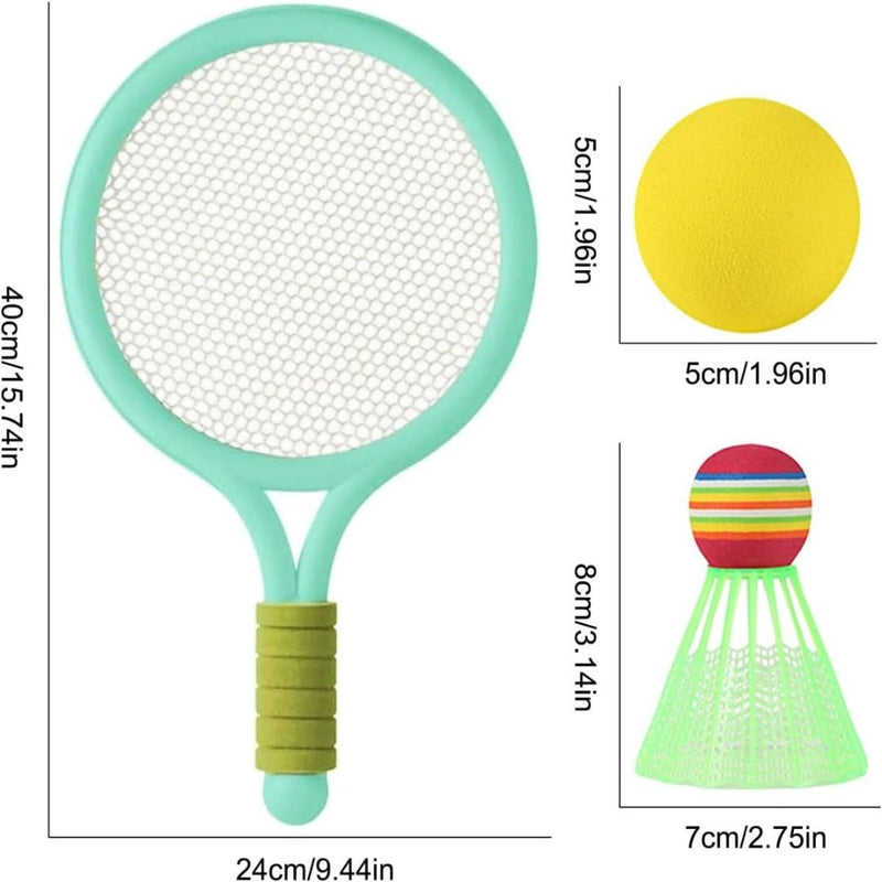 Laad afbeelding in Galerijviewer, De set &quot;Kinderen, kom en speel badminton!&quot; heeft een groen design voor kinderen, inclusief een lichtgewicht racket (40cm x 24cm), een zachte gele bal en een kleurrijke shuttlecock. Ontworpen voor veiligheid en duurzaamheid, bevat het alle benodigde afmetingen voor eenvoudig gebruik.
