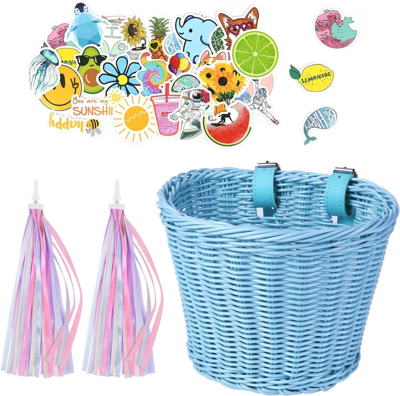 Laad afbeelding in Galerijviewer, Handgeweven blauwe Kinderfietsmand met pastelgrepen, een kleurrijk stickervel met diverse ontwerpen en twee sets roze en paarse stuurstreamers. Perfecte doe-het-zelf accessoires om elke rit persoonlijk te maken.
