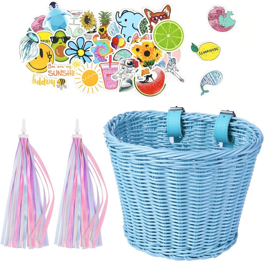 Handgeweven blauwe Kinderfietsmand met pastelgrepen, een kleurrijk stickervel met diverse ontwerpen en twee sets roze en paarse stuurstreamers. Perfecte doe-het-zelf accessoires om elke rit persoonlijk te maken.