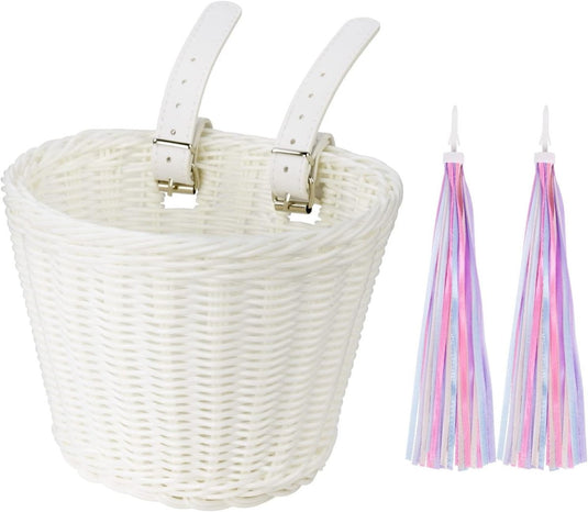 Een witte rieten kinderfietsmand ligt naast felgekleurde slingers met roze en paarse tinten.