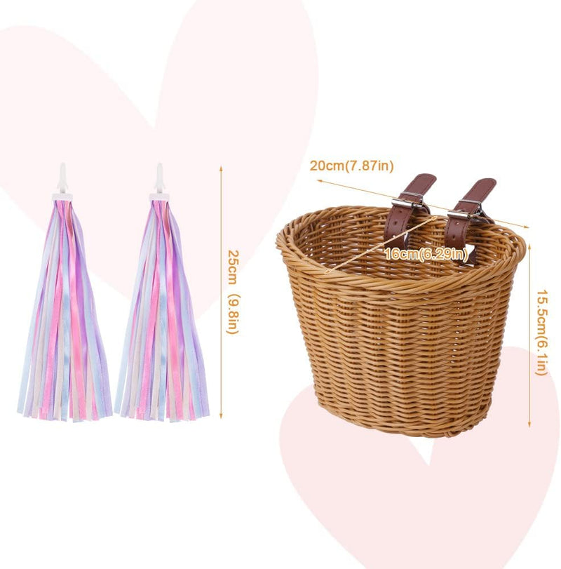 Laad afbeelding in Galerijviewer, Een paar paarse en roze slingers van 25 cm rust naast een bruine rieten kinderfietsmand met leren banden, perfect handgeweven en 20 cm bij 15,5 cm groot, genaamd &quot;Kinderfietsmand: de perfecte manier om je soort te laten genieten van de fiets.
