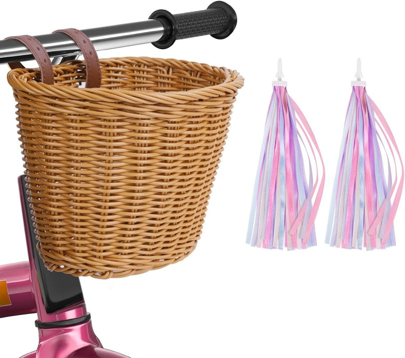 Laad afbeelding in Galerijviewer, De &quot;Kinderfietsmand&quot; is een handgevlochten fietsmand die het stuur versiert met veelkleurige roze en blauwe slingers. Het is een speelse toevoeging aan de fietsmand voor jonge fietsers die op zoek zijn naar plezier en stijl tijdens hun fietsavonturen.

