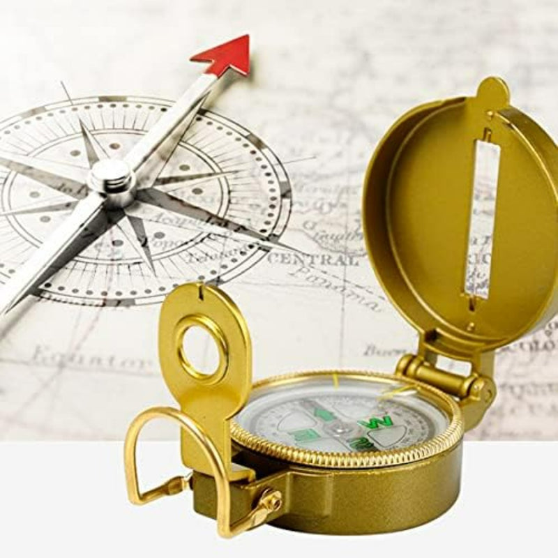 Laad afbeelding in Galerijviewer, Een betrouwbare handheld lensatische kompas ligt open op een kaart met een kompasroos, met een rode pijl die naar het noorden wijst, perfect voor nauwkeurige navigatie in oriëntatiewedstrijden.
