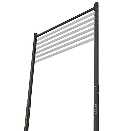 Een zwart verticaal springtoestel met verstelbare witte staven, perfect voor het meten van de spronghoogte, is ook een uitgebreid krachttrainingshulpmiddel vergelijkbaar met het "Pull up en dip station - De ultieme krachttraining voor thuis".