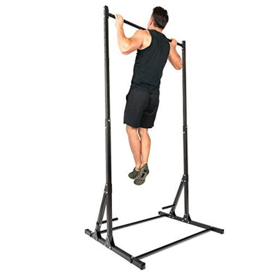 Een man demonstreert zijn kracht op het Pull up en dip station - De ultieme krachttraining voor thuis, waarbij hij een pull-up uitvoert aan de in hoogte verstelbare stang terwijl hij sportkleding draagt.