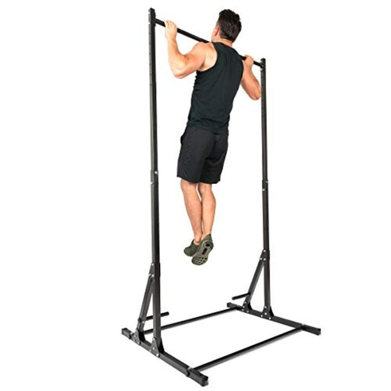 Laad afbeelding in Galerijviewer, Een man demonstreert zijn kracht op het Pull up en dip station - De ultieme krachttraining voor thuis, waarbij hij een pull-up uitvoert aan de in hoogte verstelbare stang terwijl hij sportkleding draagt.
