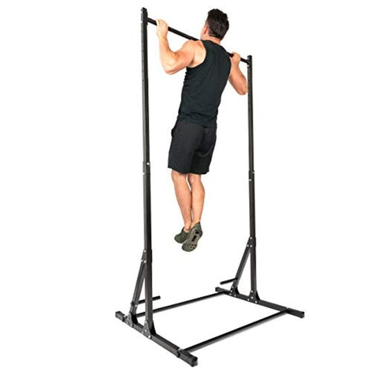 Een man demonstreert zijn kracht op het Pull up en dip station - De ultieme krachttraining voor thuis, waarbij hij een pull-up uitvoert aan de in hoogte verstelbare stang terwijl hij sportkleding draagt.