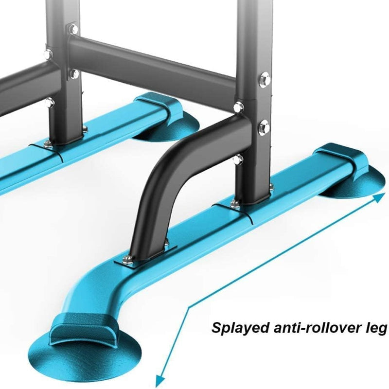 Laad afbeelding in Galerijviewer, Close-up van zwart metalen frame met blauwe gespreide anti-rollover poten met zuignappen, vastgezet met bouten. Gelabeld &quot;Splayed anti-rollover leg,&quot; dit ontwerp zorgt voor stabiliteit en veiligheid tijdens sessies met de Krachttoren voor thuis: train je hele lichaam in je eigen huis.
