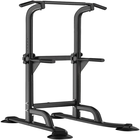 De Krachttoren voor thuis, ontworpen voor full-body workouts, is een zwarte power tower met pull-up en dip bars. Het heeft een stevig metalen frame, brede basis voor stabiliteit en verstelbare hoogte-opties om aan uw trainingsbehoeften te voldoen.