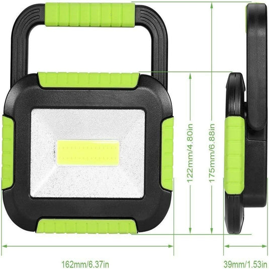 De Draagbare campinglamp is een draagbare LED-werklamp met een zwart-groene behuizing, voorzien van krachtige LED-verlichting, twee handgreepposities (rechtop en ingeklapt) en afmetingen van 162 mm x 122 mm x 39 mm, uitschuifbaar tot 175 mm/6,89 inch voor een lange batterijduur bij langdurig gebruik.