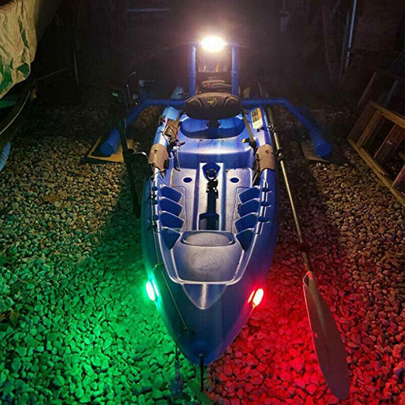 Laad afbeelding in Galerijviewer, Onder fel licht wordt op binnenstenen een blauwe kajak met aan weerszijden &quot;LED-bootverlichting: zorg voor veiligheid op het water&quot; in rood en groen weergegeven.
