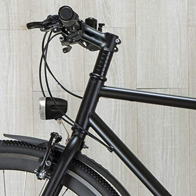 Een close-up van een zwart fietsframe en stuur tegen een lichte muur met houtstructuur, met kabels en een koplamp die door StVZO is goedgekeurd voor veiligheid en energie-efficiëntie met een helderheid van 30 lux.