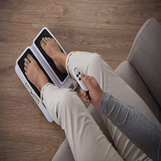 Terwijl u ontspant op de bank, gebruikt u een voetmassageapparaat met afstandsbediening om te ontspannen en tegelijkertijd uw spierkracht te vergroten met de Beentrainer Pro. Ideaal voor beentrainingen zonder dat u naar de sportschool hoeft.