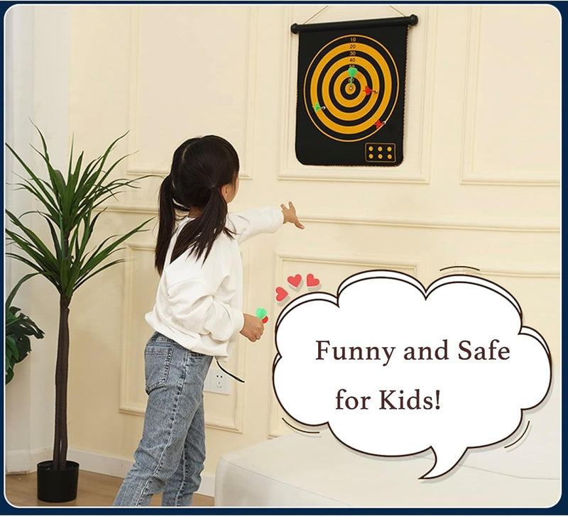 Laad afbeelding in Galerijviewer, Een kind speelt met het &quot;Dubbelzijdige magnetische dartbord: Veilig en spannend spelplezier voor jong en oud!&quot; in de woonkamer. Tekstballon luidt: &quot;Grappig en veilig voor kinderen! Dubbelzijdig plezier gegarandeerd!.
