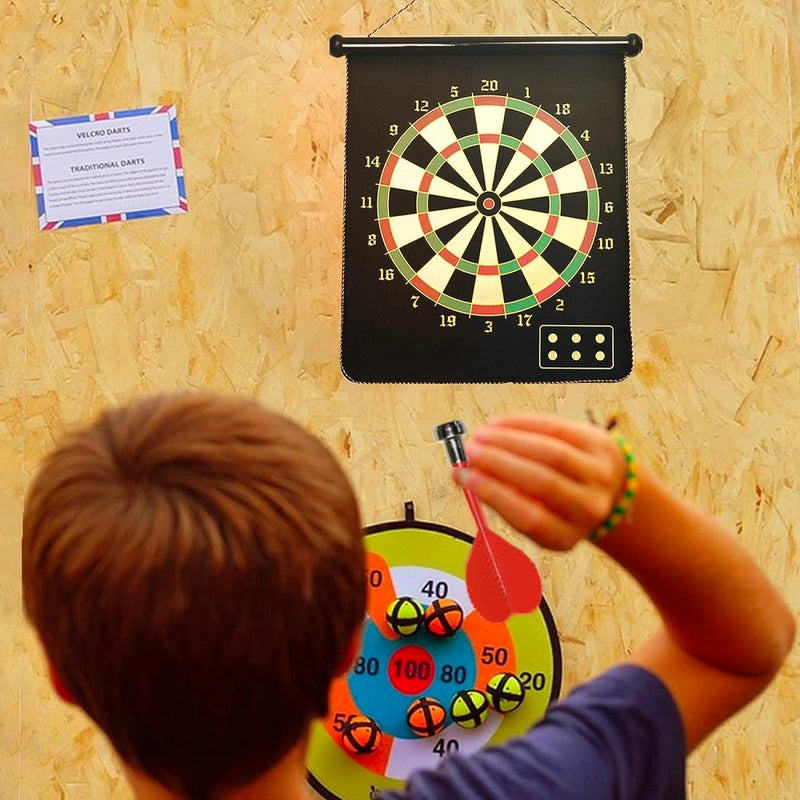 Laad afbeelding in Galerijviewer, Een persoon gooit een dartpijl naar een aan de muur bevestigd Dubbelzijdige magnetic dartbord. Ze mikken met precisie en genieten van het veilige, opwindende spel dat is ontworpen voor zowel kinderen als volwassenen.
