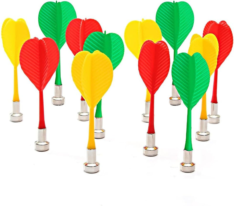 Laad afbeelding in Galerijviewer, Op een wit oppervlak staat een set magnetische pijltjes met veervormige staarten in groen, rood en geel rechtop. Ideaal voor dubbel plezier, deze darts zijn veilig voor kinderen en werken perfect met het Dubbelzijdige magnetische dartbord: Veilig en spannend spelplezier voor jong en oud!.
