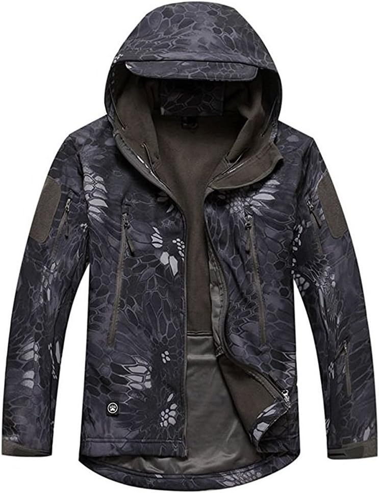 Laad afbeelding in Galerijviewer, Een donker camouflage tactische heren softshell jas, met een hoge kraag, capuchon en meerdere ritsen, is volledig open afgebeeld om de binnenvoering te onthullen.
