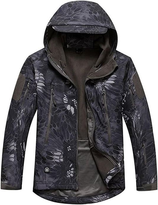Een donker camouflage tactische heren softshell jas, met een hoge kraag, capuchon en meerdere ritsen, is volledig open afgebeeld om de binnenvoering te onthullen.