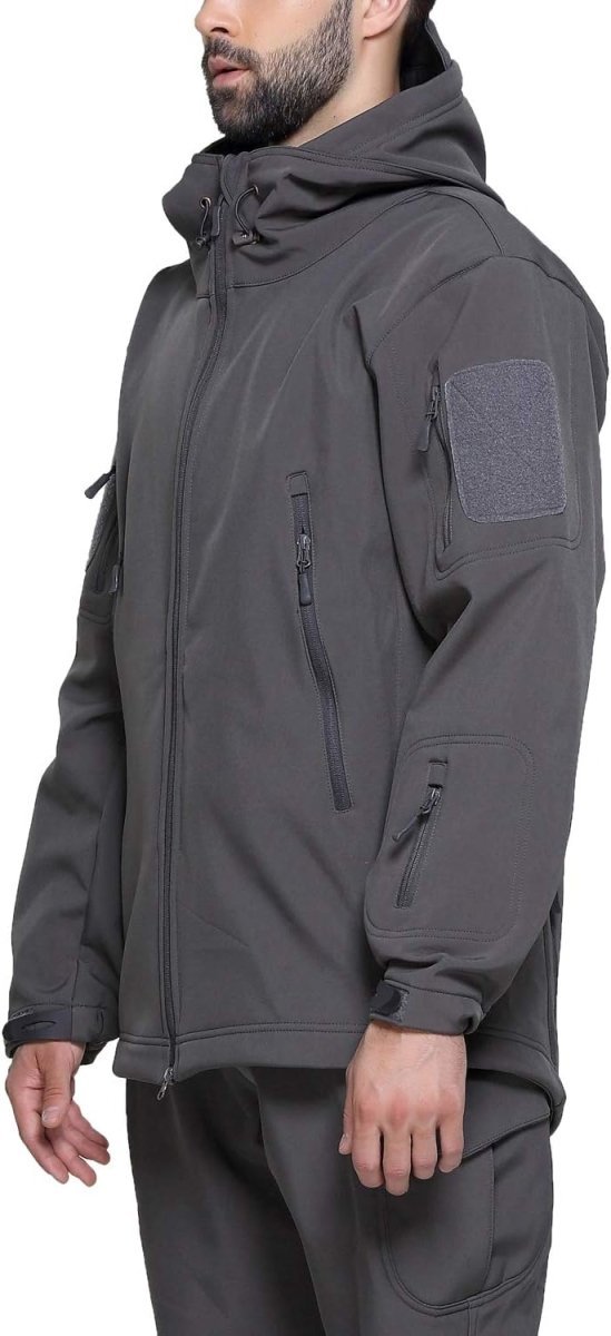 Laad afbeelding in Galerijviewer, Een persoon draagt een Camouflage tactische heren softshell jas, perfect voor buitenavonturen, en staat tegen een witte achtergrond.
