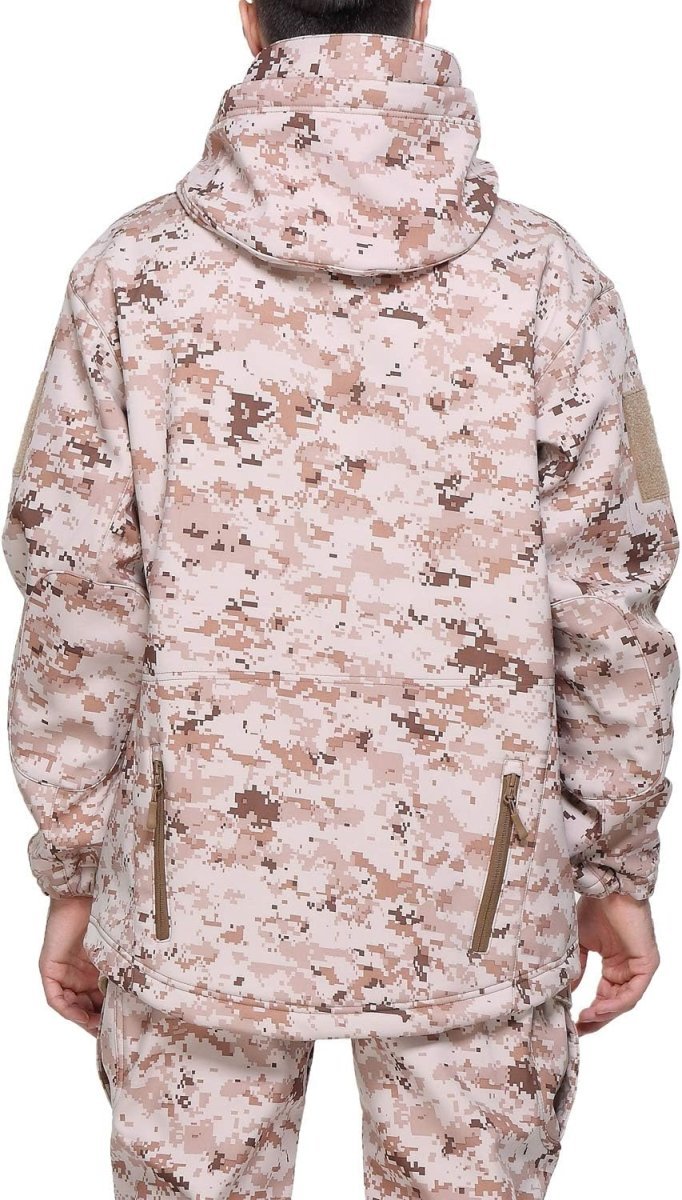 Laad afbeelding in Galerijviewer, Op de rug is een persoon te zien die een Camouflage tactische heren softshell jas draagt, met een digitaal woestijnpatroon.
