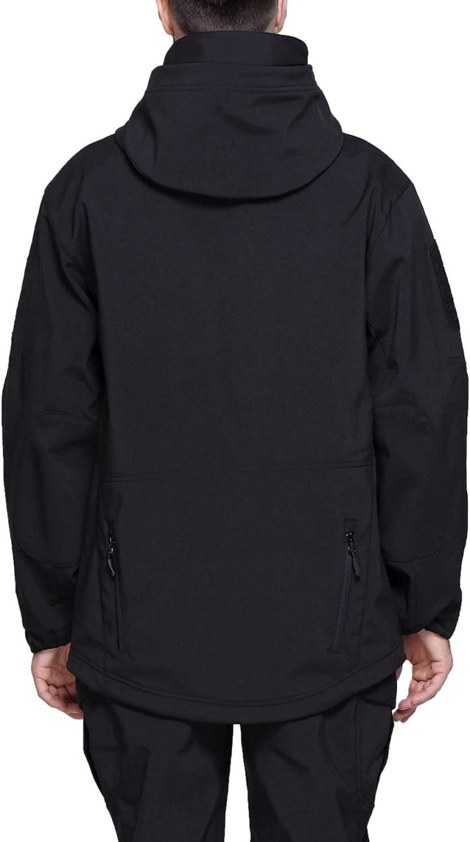 Laad afbeelding in Galerijviewer, Van achteren draagt een persoon een camouflage tactische heren softshell jas, die een aura van stijl en intrige uitstraalt en een opvallend silhouet creëert in elke menigte.
