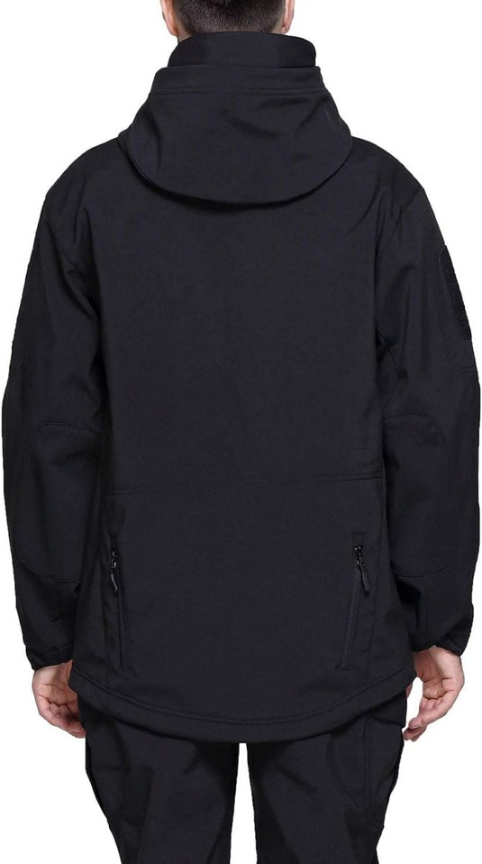 Van achteren draagt een persoon een camouflage tactische heren softshell jas, die een aura van stijl en intrige uitstraalt en een opvallend silhouet creëert in elke menigte.